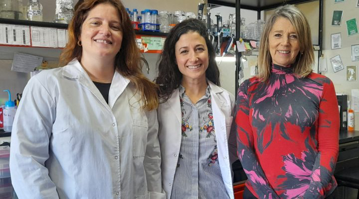 Mariana Ferrero, Magalí Bialer y Ángeles Zorreguieta. en el laboratorio.